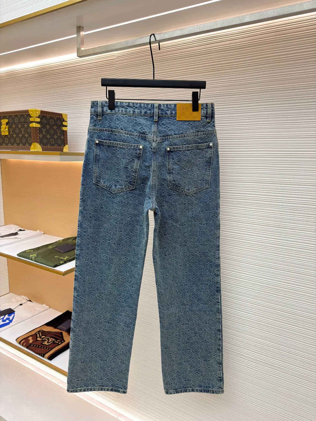 LOUIS VUITTON presbyopic jacquard jeans ●Original version: purchased and developed at 18399 ●Item number: 1680890-B20 ●Fabric: denim fabric ●Technology: full-width jacquard production ●Type: fitted version ●Weight: about 780 grams ●Size: 30-32-34-36 ●Description: This skateboard denim jacket has an all-over contrasting Monogram jacquard texture, embellished with pearlescent buttons and pocket rivets, giving the casual skater silhouette a Dandy feel. Pair it with matching trousers for a trendy look, making it a perfect choice for every season. Monogram jacquard all over, Damier nubuck label at rear. The overall wiring is straight and delicate, the fabric is comfortable and soft, and the color is consistent without color difference. It can be matched with the same style to create a fashionable look and control various occasions. Customized accessories, complete with three standards, same style for men and women!